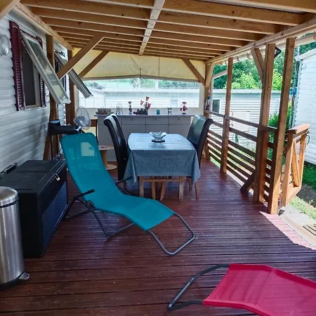 Hébergement de vacances mobilhome avec terrasse fermée dans camping familial *